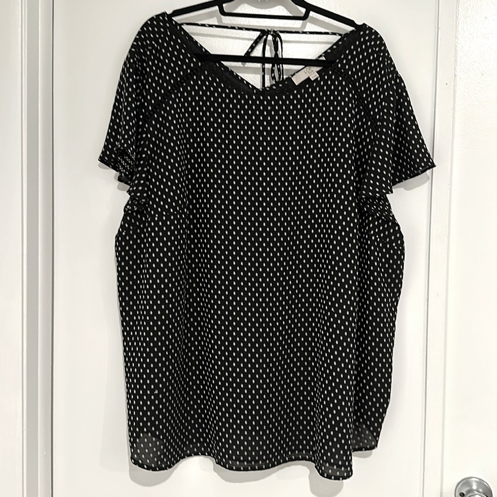 Loft 26 Plus Black/white design, short sleeve, double lined blouse w/tie on back